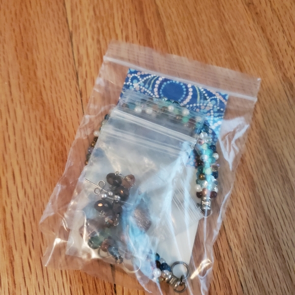 4 unique SDE Designs Assortment ✨️ Earrings and Beaded Bracelet - Picture 5 of 7